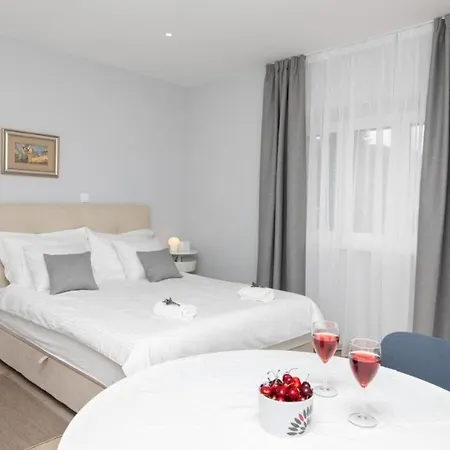 Apartments Ruza- 50M From Beach Appartement